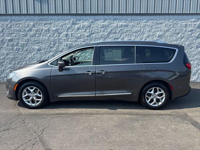 Photo of 2019 Granite Crystal Metallic Clearcoat Chrysler Pacifica
