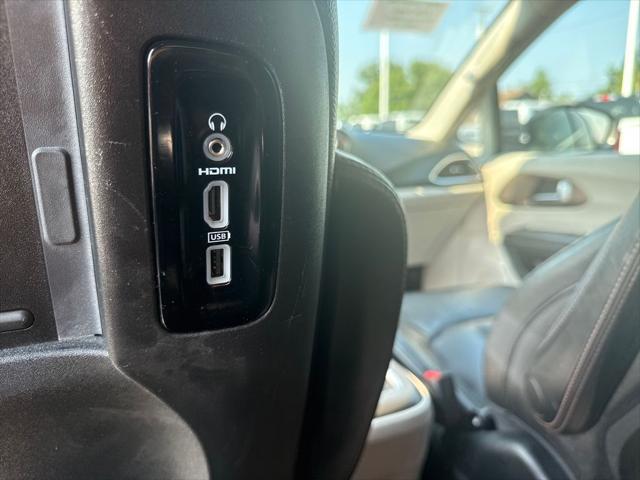 Photo of 2019 Granite Crystal Metallic Clearcoat Chrysler Pacifica
