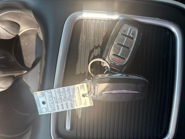 Photo of 2019 Granite Crystal Metallic Clearcoat Chrysler Pacifica