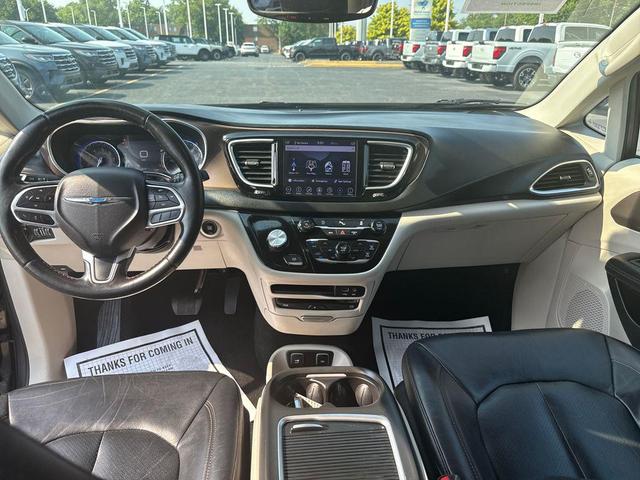 Photo of 2019 Granite Crystal Metallic Clearcoat Chrysler Pacifica