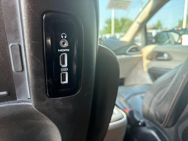 Photo of 2019 Granite Crystal Metallic Clearcoat Chrysler Pacifica