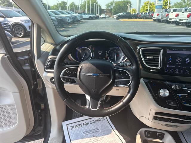Photo of 2019 Granite Crystal Metallic Clearcoat Chrysler Pacifica