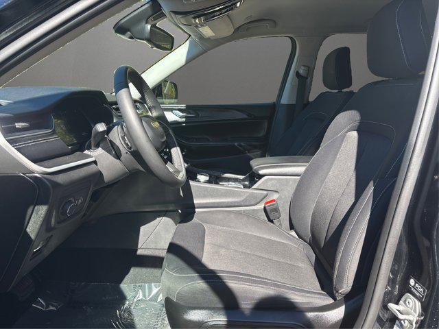 Photo of 2023 Diamond Black Crystal Pearlcoat Jeep Grand Cherokee