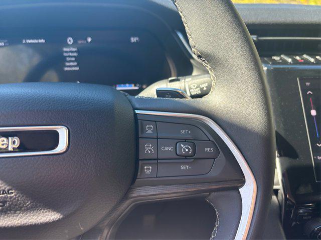 Photo of 2023 Diamond Black Crystal Pearlcoat Jeep Grand Cherokee
