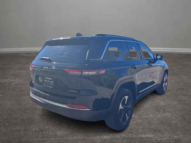 Photo of 2023 Diamond Black Crystal Pearlcoat Jeep Grand Cherokee