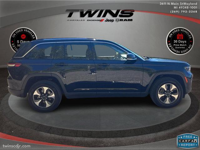 Photo of 2023 Diamond Black Crystal Pearlcoat Jeep Grand Cherokee