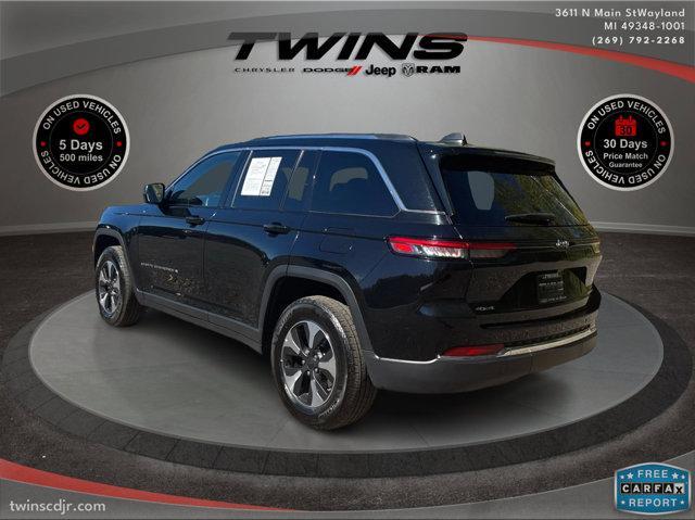Photo of 2023 Diamond Black Crystal Pearlcoat Jeep Grand Cherokee
