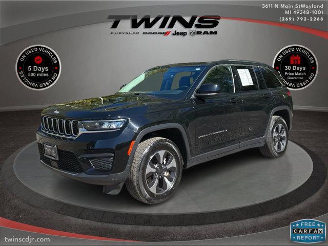 Photo of 2023 Diamond Black Crystal Pearlcoat Jeep Grand Cherokee