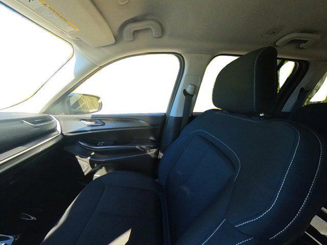 Photo of 2023 Diamond Black Crystal Pearlcoat Jeep Grand Cherokee