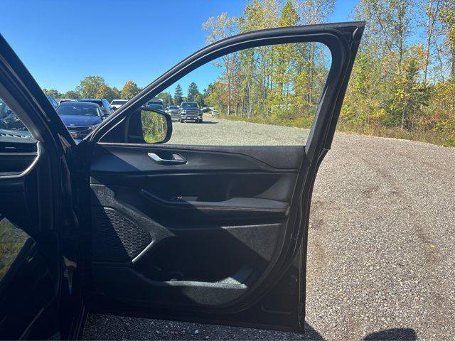 Photo of 2023 Diamond Black Crystal Pearlcoat Jeep Grand Cherokee