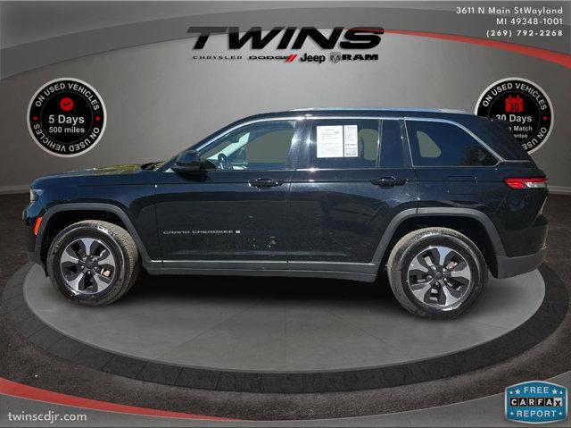 Photo of 2023 Diamond Black Crystal Pearlcoat Jeep Grand Cherokee
