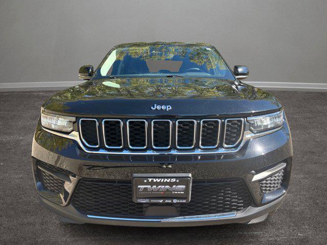 Photo of 2023 Diamond Black Crystal Pearlcoat Jeep Grand Cherokee