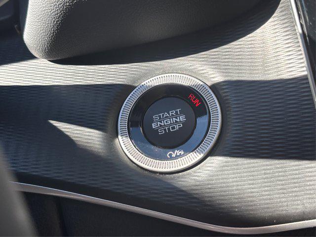 Photo of 2023 Diamond Black Crystal Pearlcoat Jeep Grand Cherokee