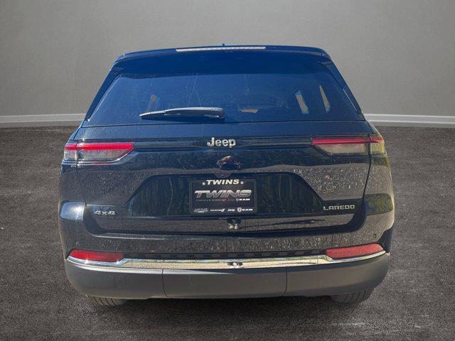 Photo of 2023 Diamond Black Crystal Pearlcoat Jeep Grand Cherokee