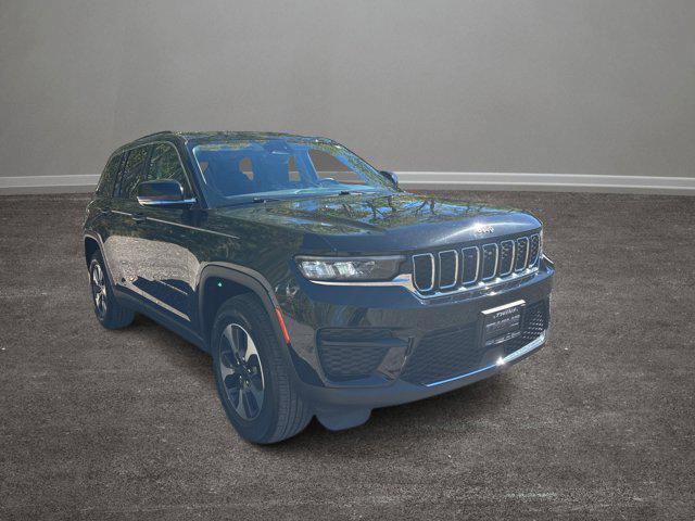 Photo of 2023 Diamond Black Crystal Pearlcoat Jeep Grand Cherokee