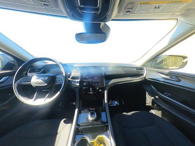 Photo of 2023 Diamond Black Crystal Pearlcoat Jeep Grand Cherokee