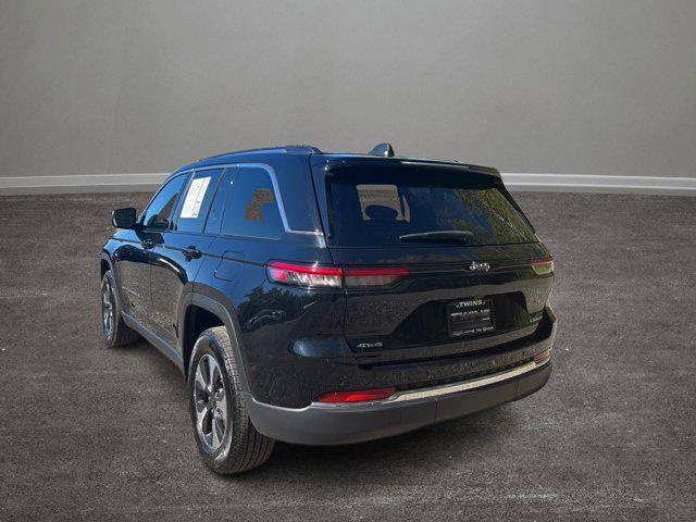 Photo of 2023 Diamond Black Crystal Pearlcoat Jeep Grand Cherokee