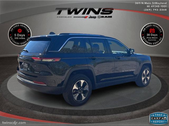 Photo of 2023 Diamond Black Crystal Pearlcoat Jeep Grand Cherokee