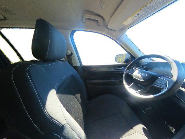 Photo of 2023 Diamond Black Crystal Pearlcoat Jeep Grand Cherokee