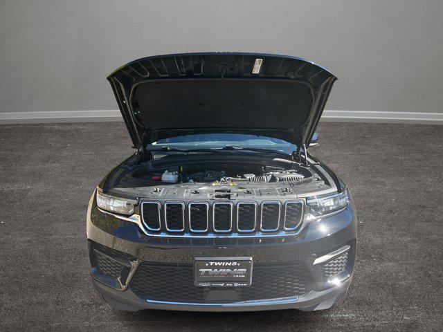 Photo of 2023 Diamond Black Crystal Pearlcoat Jeep Grand Cherokee