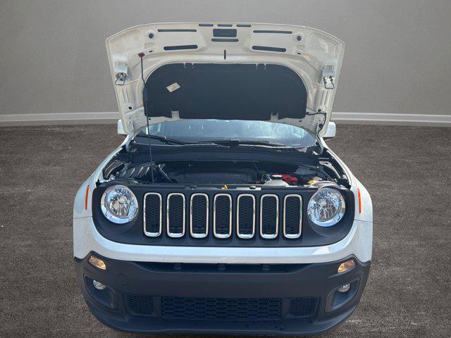 Photo of 2018 Alpine White Jeep Renegade