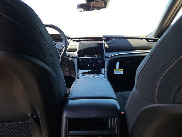 Photo of 2025 Diamond Black Crystal Pearlcoat Jeep Grand Cherokee