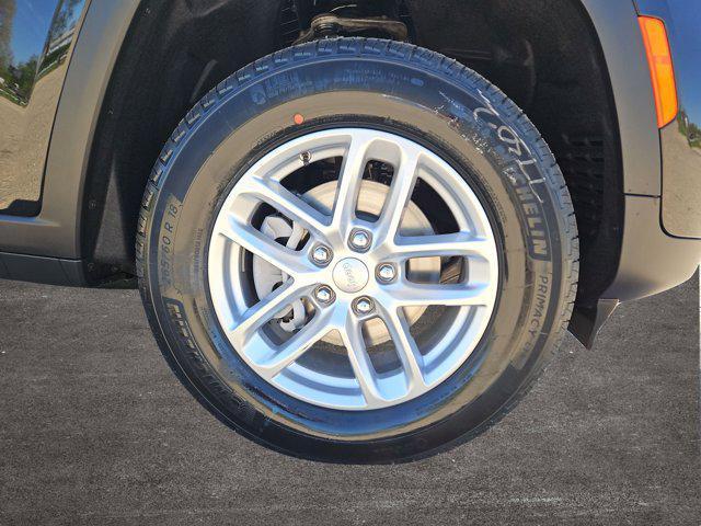 Photo of 2025 Diamond Black Crystal Pearlcoat Jeep Grand Cherokee