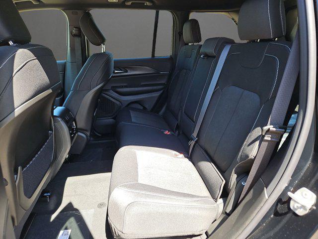 Photo of 2025 Diamond Black Crystal Pearlcoat Jeep Grand Cherokee