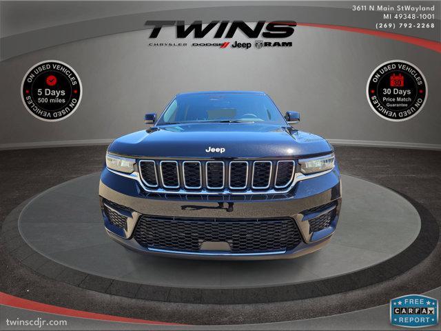 Photo of 2025 Diamond Black Crystal Pearlcoat Jeep Grand Cherokee