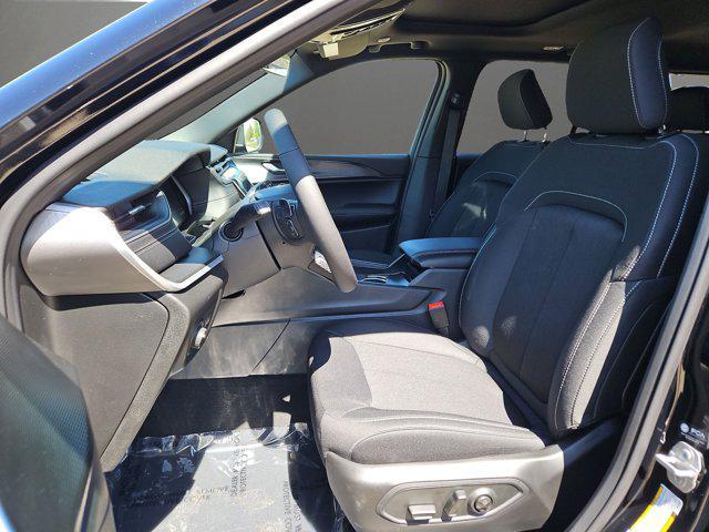 Photo of 2025 Diamond Black Crystal Pearlcoat Jeep Grand Cherokee