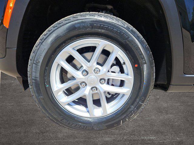 Photo of 2025 Diamond Black Crystal Pearlcoat Jeep Grand Cherokee