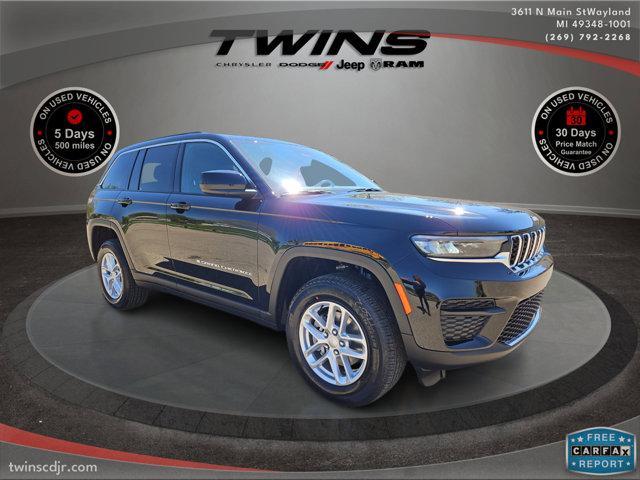 Photo of 2025 Diamond Black Crystal Pearlcoat Jeep Grand Cherokee