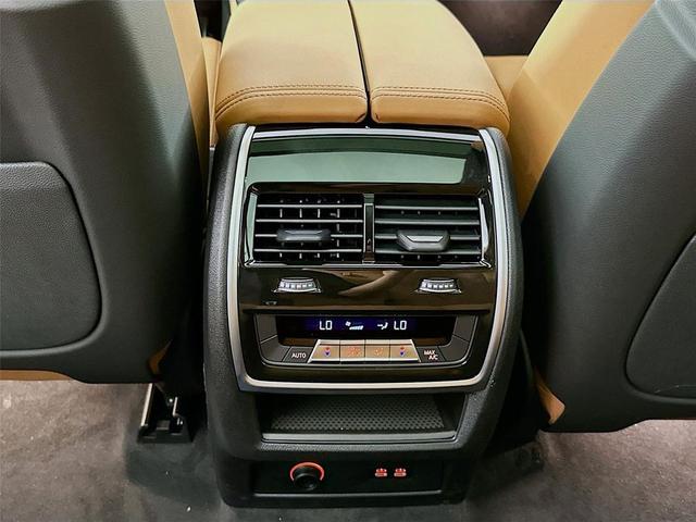 Photo of 2026 Alpine White BMW X7
