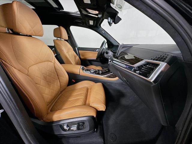 Photo of 2023 Black Sapphire Metallic BMW X7