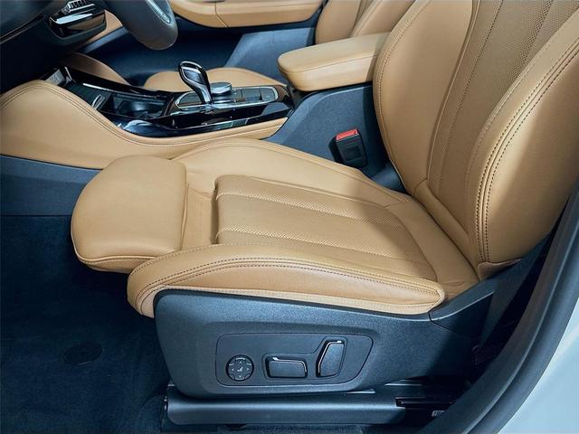 Photo of 2025 Alpine White BMW X4
