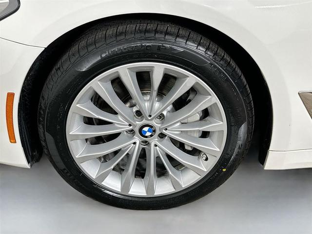 Photo of 2022 Alpine White BMW 530