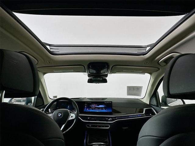 Photo of 2024 Alpine White BMW X7