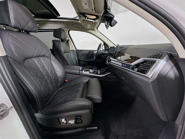 Photo of 2024 Alpine White BMW X7