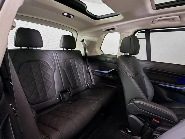 Photo of 2024 Alpine White BMW X7