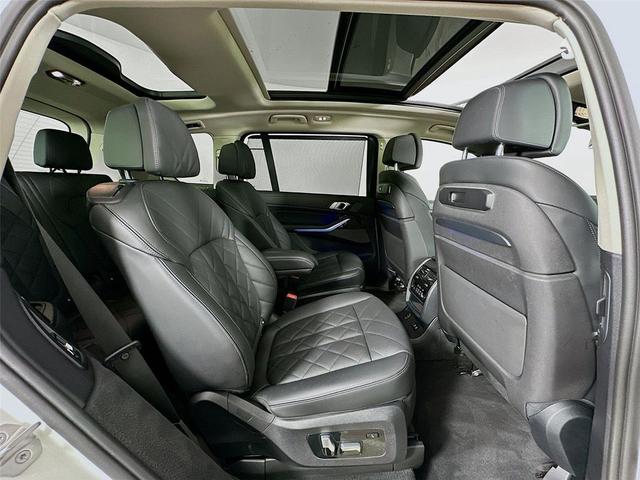 Photo of 2024 Alpine White BMW X7