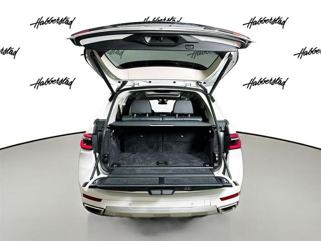 Photo of 2024 Alpine White BMW X7