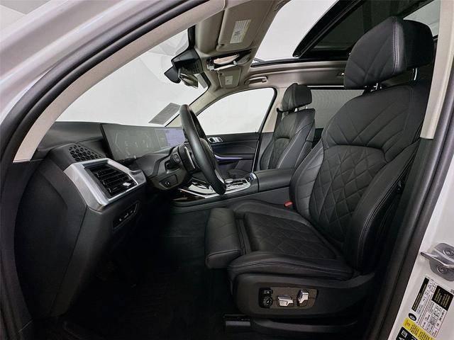 Photo of 2024 Alpine White BMW X7