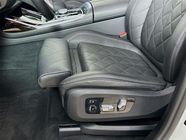 Photo of 2024 Alpine White BMW X7