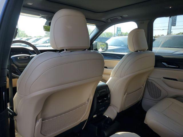 Photo of 2025 Bright White Clearcoat Jeep Grand Cherokee L