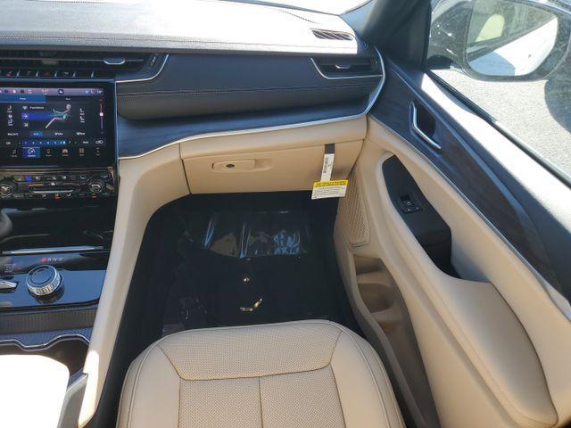 Photo of 2025 Bright White Clearcoat Jeep Grand Cherokee L