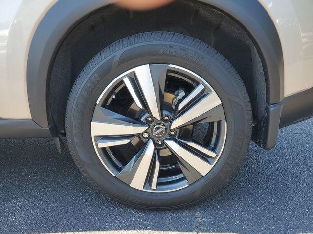 Photo of 2022 Champagne Silver Nissan Rogue