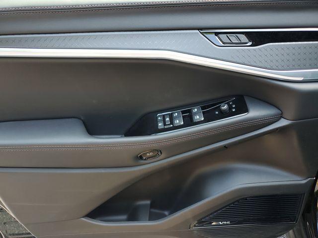 Photo of 2025 Diamond Black Jeep Wagoneer S