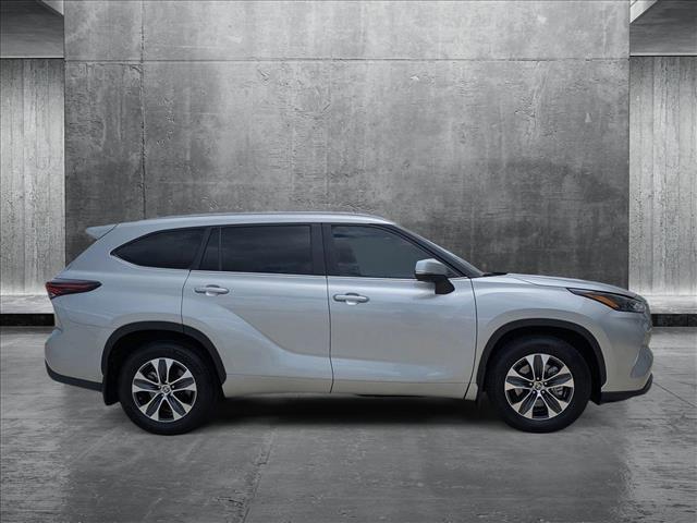 Photo of 2024 Celestial Silver Metallic Toyota Highlander