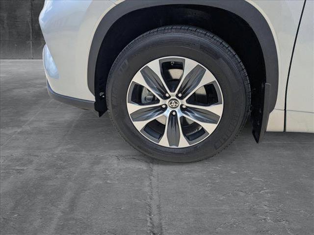 Photo of 2024 Celestial Silver Metallic Toyota Highlander