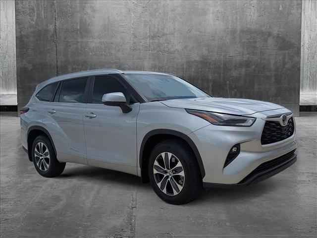 Photo of 2024 Celestial Silver Metallic Toyota Highlander